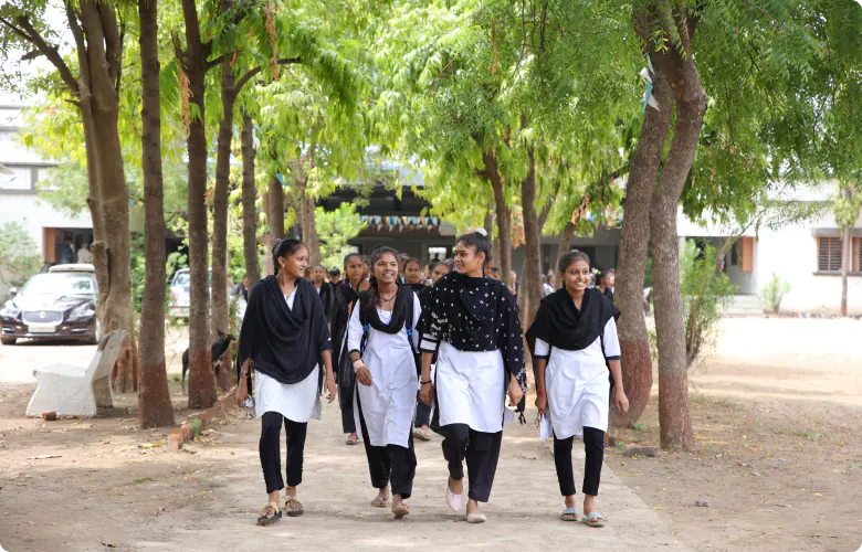 A secondary class at Bhikhoobhai Nagindas Vidhyalaya